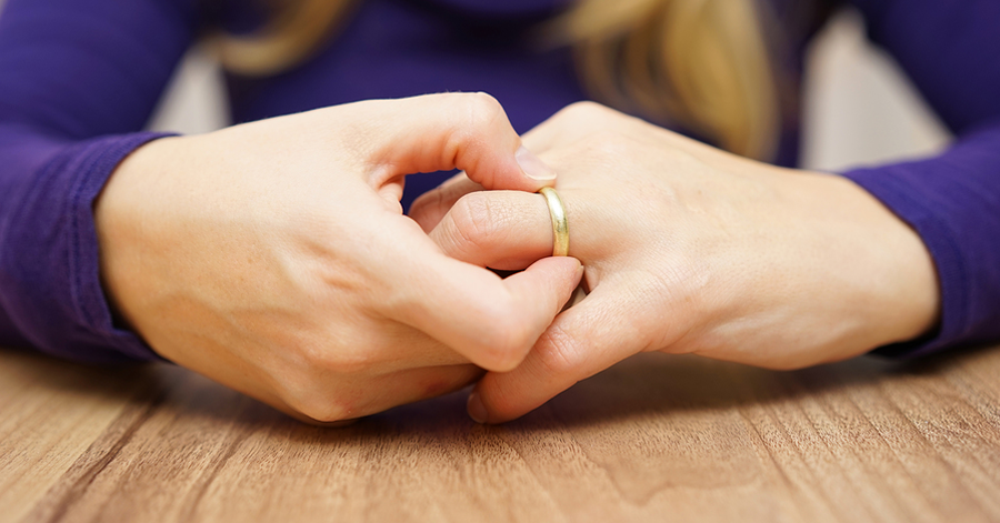 How does an ER room doctor remove a wedding ring from a swollen